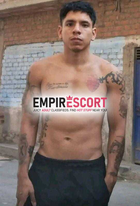 noah masajista al desnudo tatuado buen cuerpo.