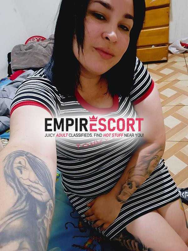 una venezolana blancona tatuada