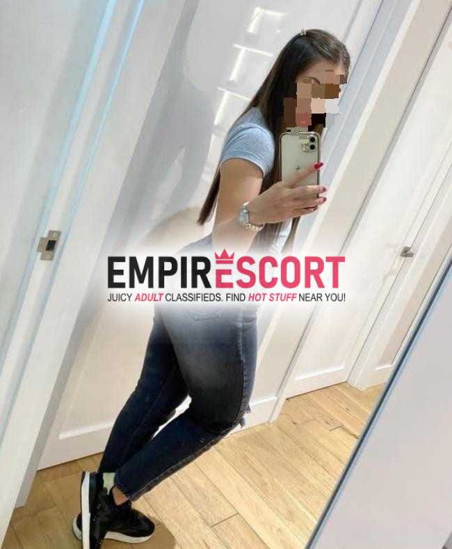 vanesa peruana de piel blanca y sumisa en cama