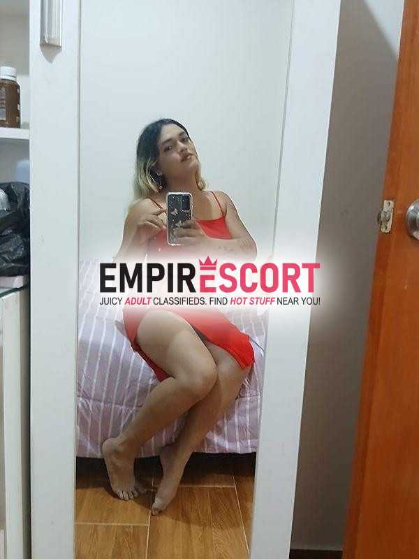 hermosa rubia selvática fogosa.