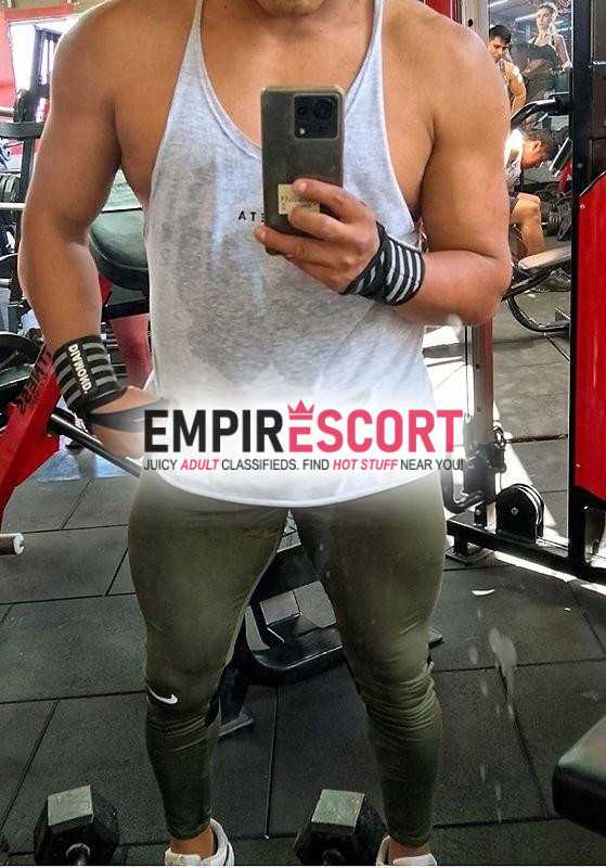 varón de gym porte militar disponible para masajes corporales