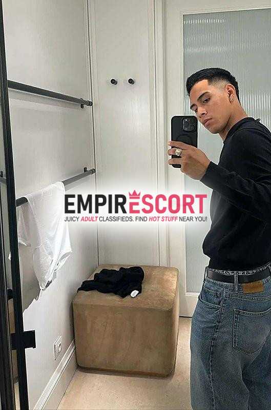 joven universitario nuevo en página