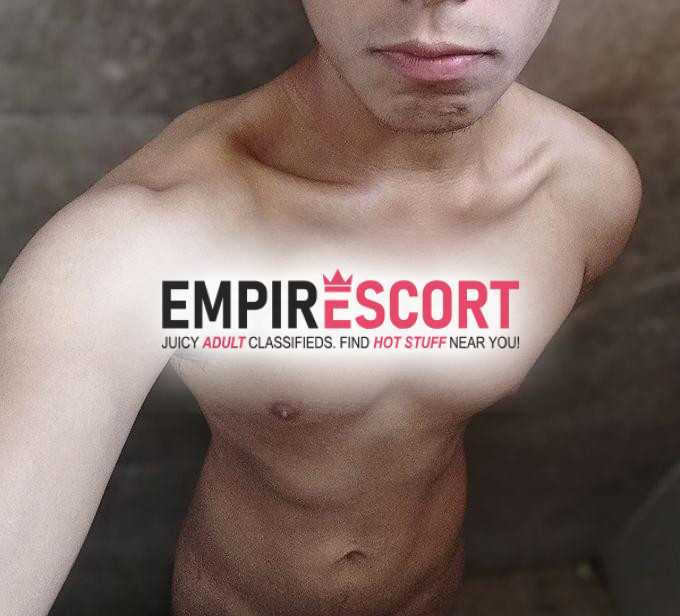 joven activo de 20 años lleno de leche