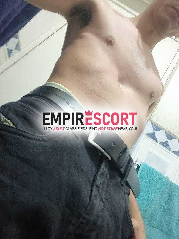 joven delgado y dispuesto realizar tu fantasia en cama