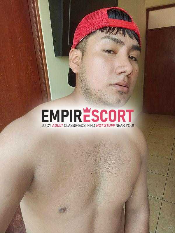 joven brindando servicio