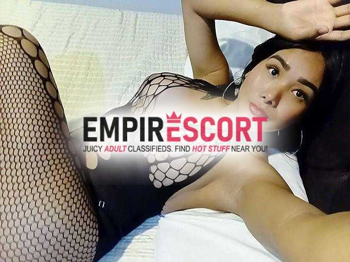 llegue mis amores hermosa morena de piel suave y sedosa