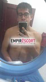 chico joven ofrece complacer señoritas jóvenes y adultas