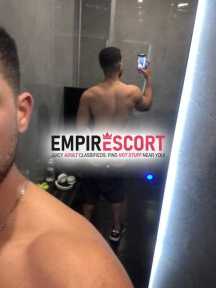 joven modelo a1 atractivo varonil dispuesto complacerte