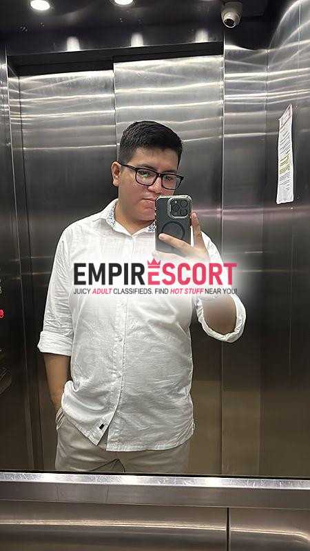 joven brinda masajes maduros