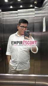 joven brinda masajes maduros