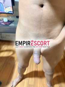 joven brinda servicios hombres y mujeres