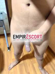 joven brinda servicios hombres y mujeres
