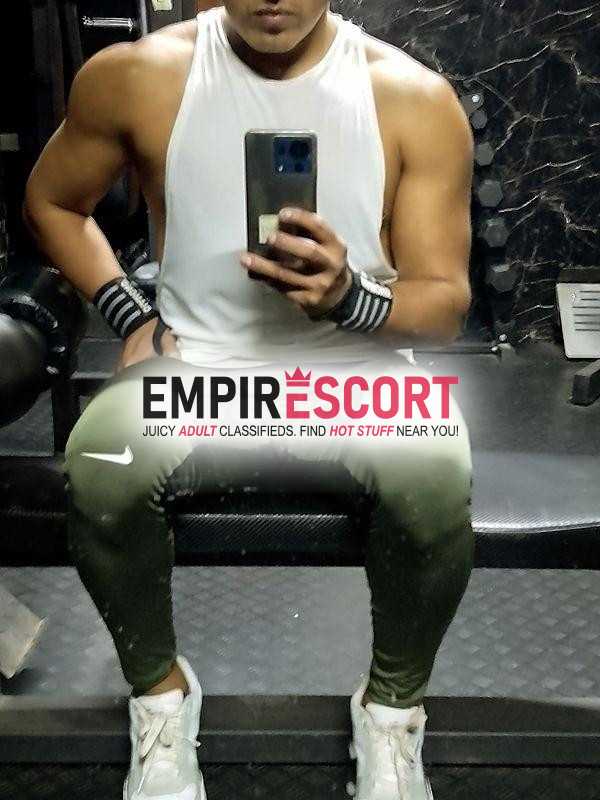 varón de gym porte militar disponible para masajes corporales