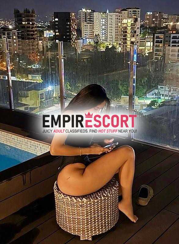 luna experta modelo caliente de talla internacional ardiente