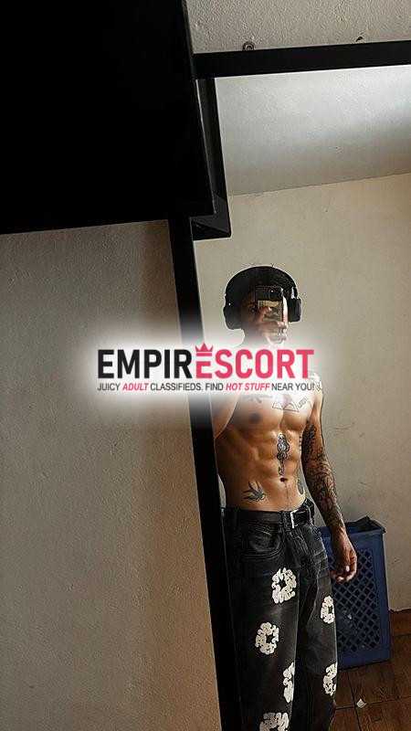 joven tatuado buen cuerpo guapo y pingon