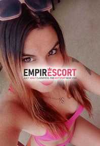 hermosa y esbelta de piel clara sumisa y estrecha te recibo en lenceria
