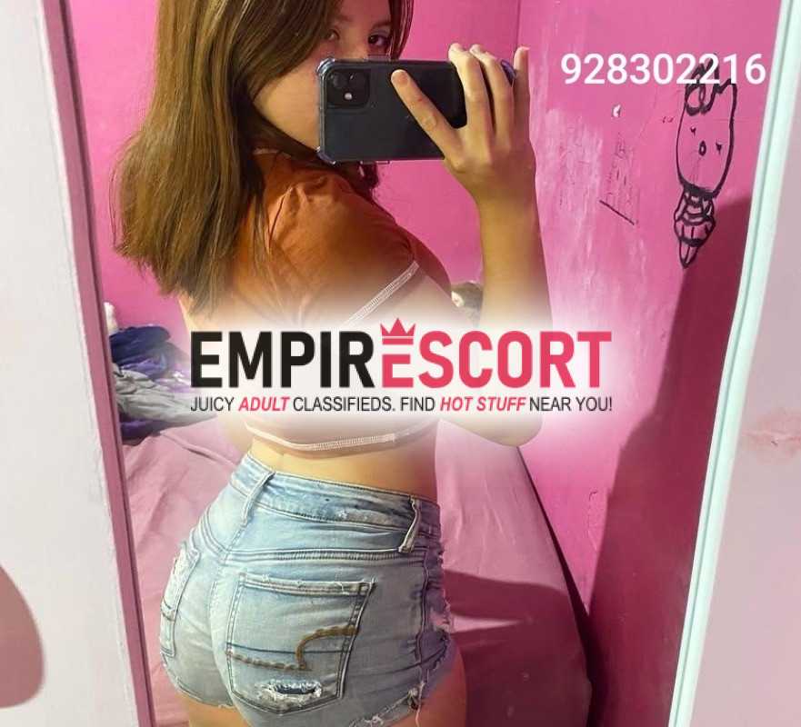 guapa señorita educada brindo trato de pareja
