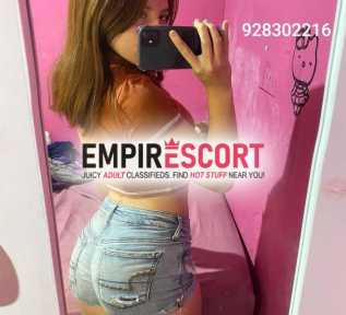 guapa señorita educada brindo trato de pareja