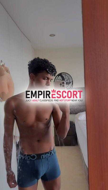 jovencito moreno bien equipado y culón 🍆🍑