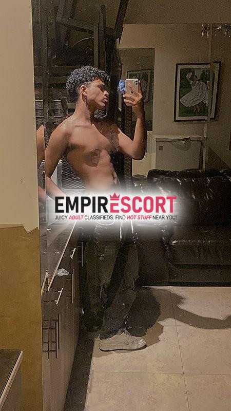 jovencito moreno bien equipado y culón 🍆🍑