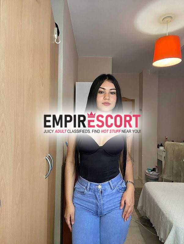 guapa señorita independiente trato de novios bebe
