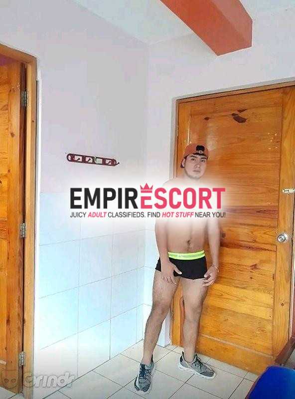 joven brindando servicio