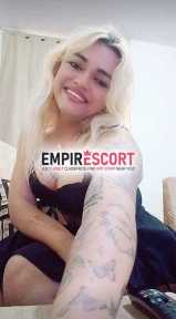 hermosa rubia selvática fogosa.