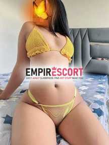 inocente alta muy bonita de rosto y de cuerpo.