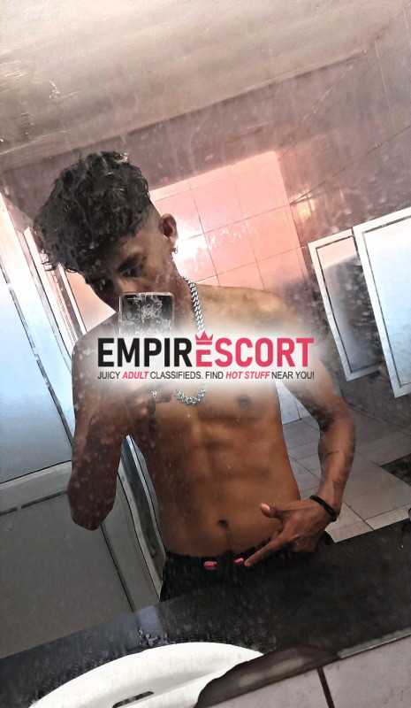 joven delgado complacedor de mujeres sexualmente