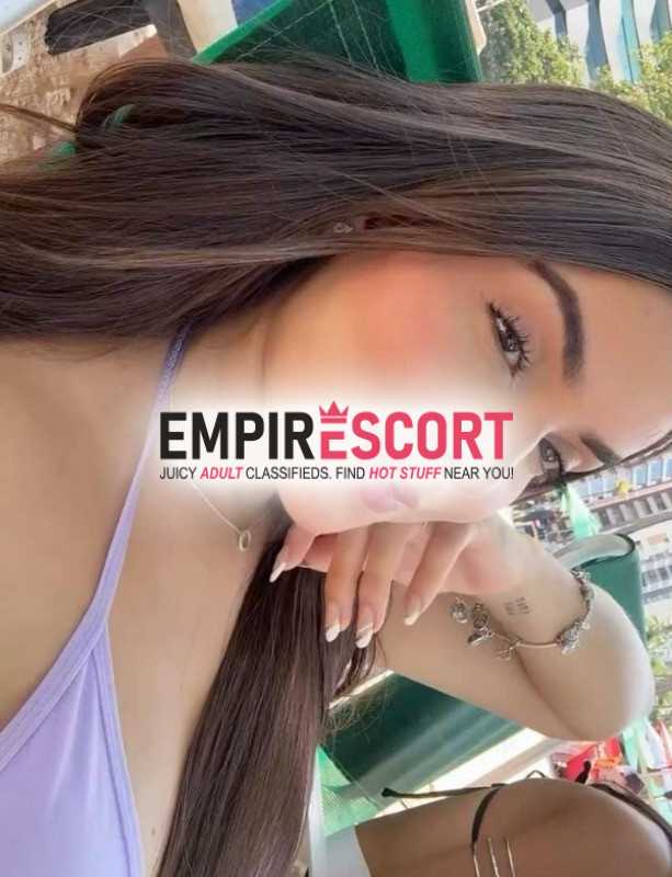 linda joven dispuesta cumplir todas tus fantasías