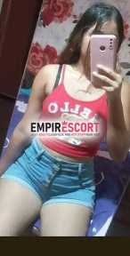mónica bb estrechita